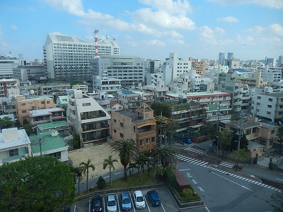 滞在先のホテルから沖縄県庁方面の眺め