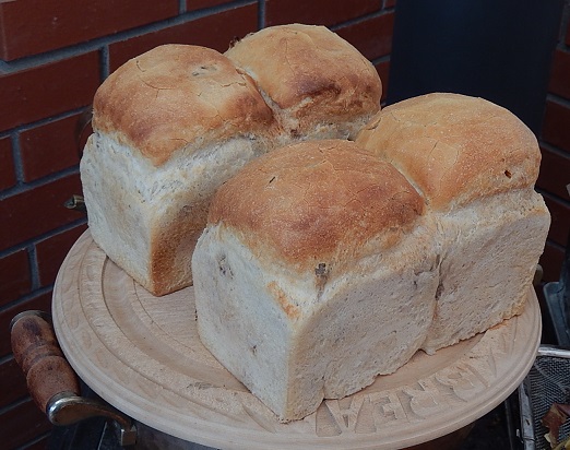 今週のパン（ストーブの近くで十分に一次発酵させた）