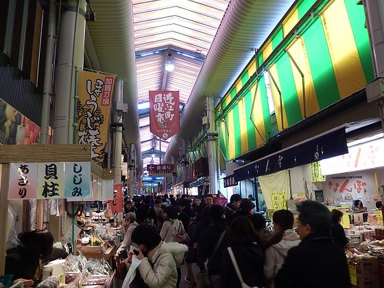 金沢の近江町市場は活況
