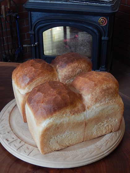 今週のパン（まだ薪ストーブは欠かせない）