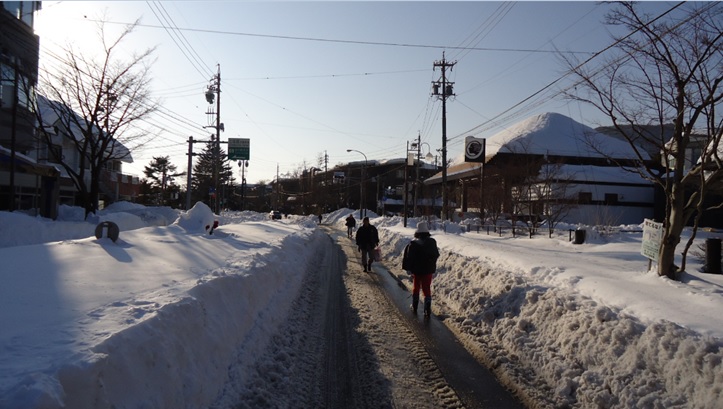 新軽井沢交差点付近（国道18号）は除雪が遅れ、片側一車線を車と人が分ち合う（2/17夕）