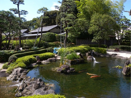 東京のホテル庭園の手入れ風景