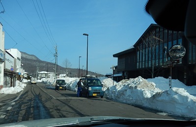 中軽井沢駅前もほぼ除雪されている