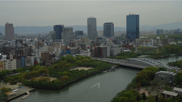 大阪の大川沿いの新緑（ホテル内から）