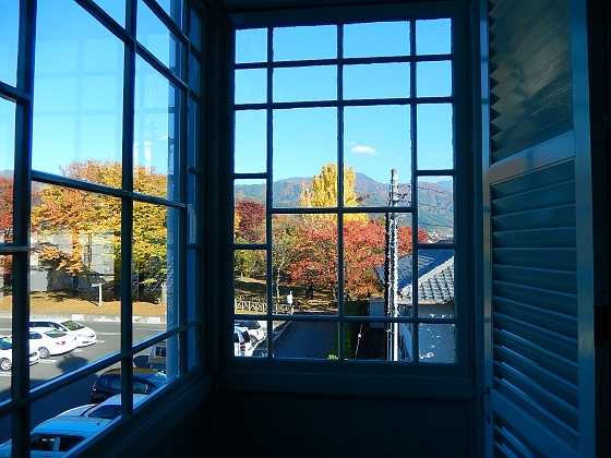 松本市の旧司祭館窓より開智学校方面を望む