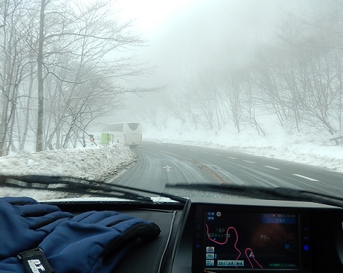 峠道は雪や霧で危険